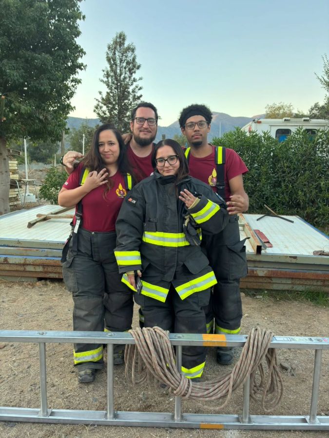 Bomberos de la Tercera con equipo estructural durante el curso de Escalas